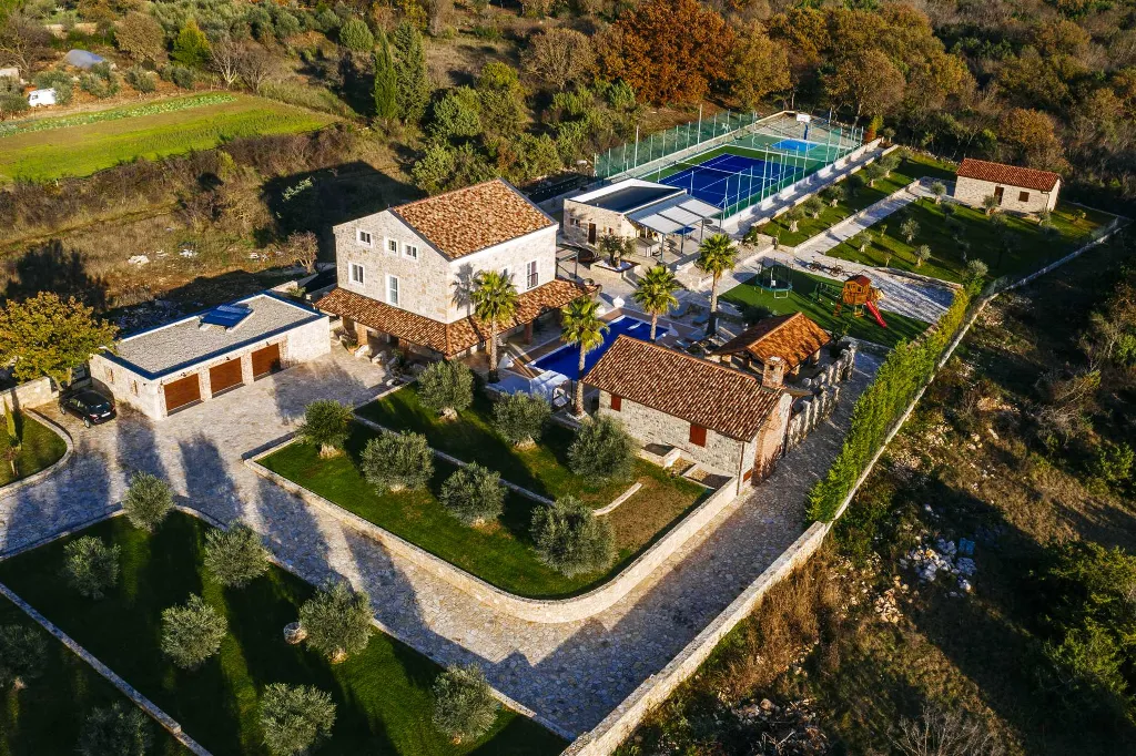 8-Bedroom Villa for 16 Guests in Poljica