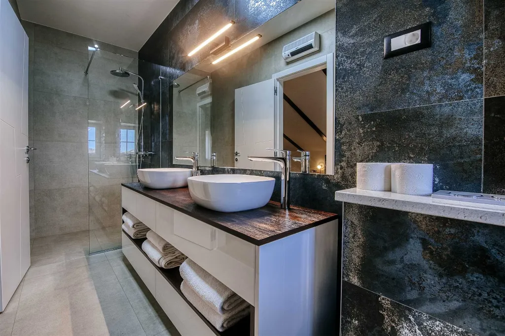 8-Bedroom Villa for 16 Guests in Poljica