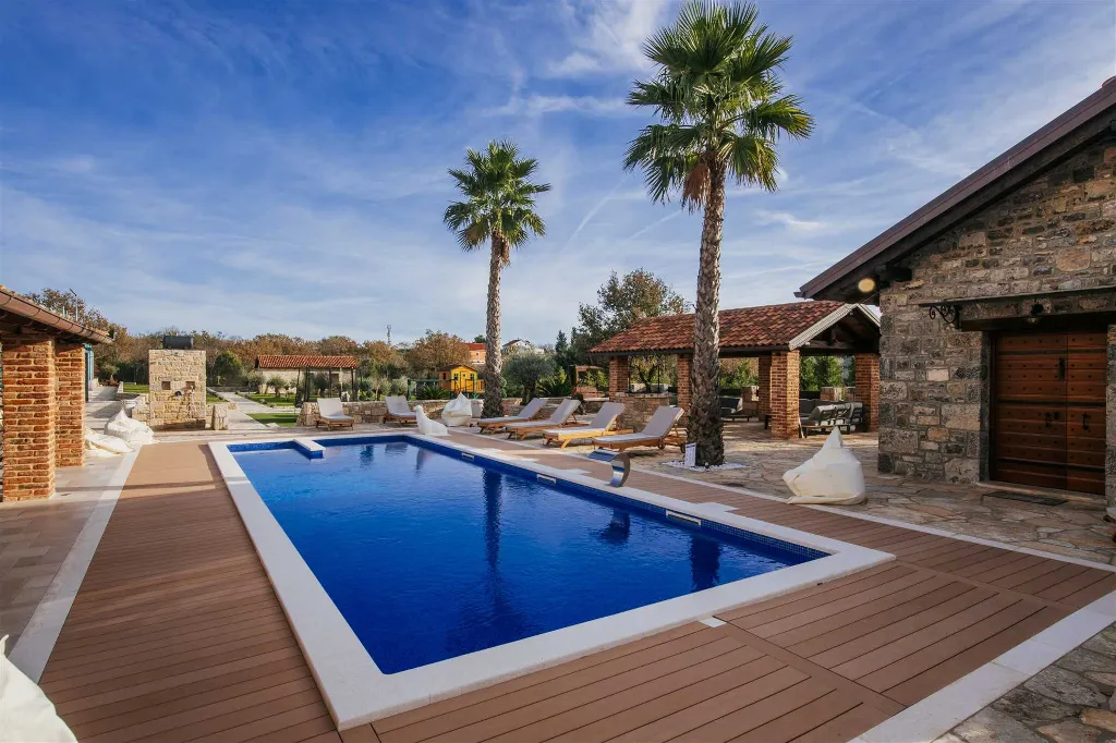 8-Bedroom Villa for 16 Guests in Poljica