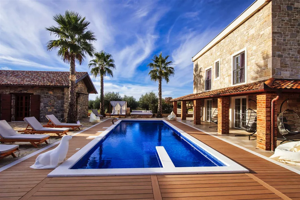 8-Bedroom Villa for 16 Guests in Poljica