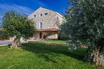 8-Bedroom Villa for 16 Guests in Poljica