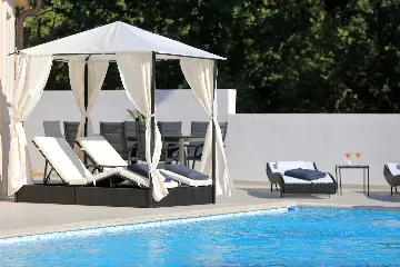 4-Bedroom Villa for 8 Guests in Starigrad