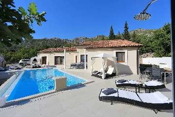 4-Bedroom Villa for 8 Guests in Starigrad