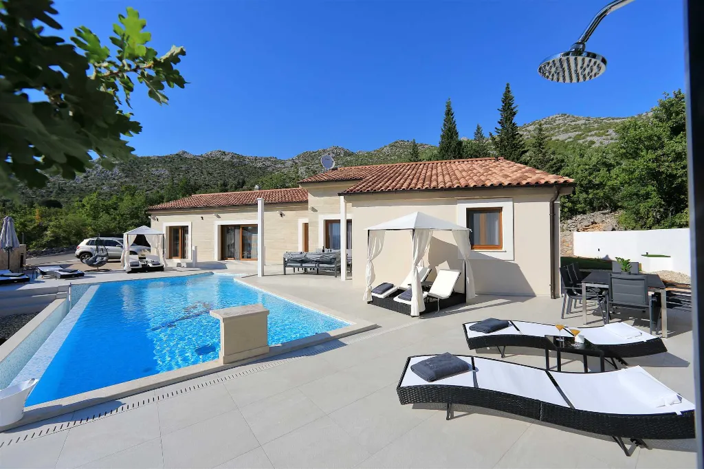4-Bedroom Villa for 8 Guests in Starigrad
