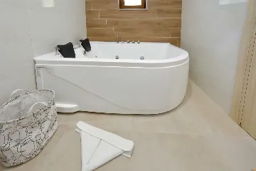 4-Bedroom Villa for 8 Guests in Starigrad