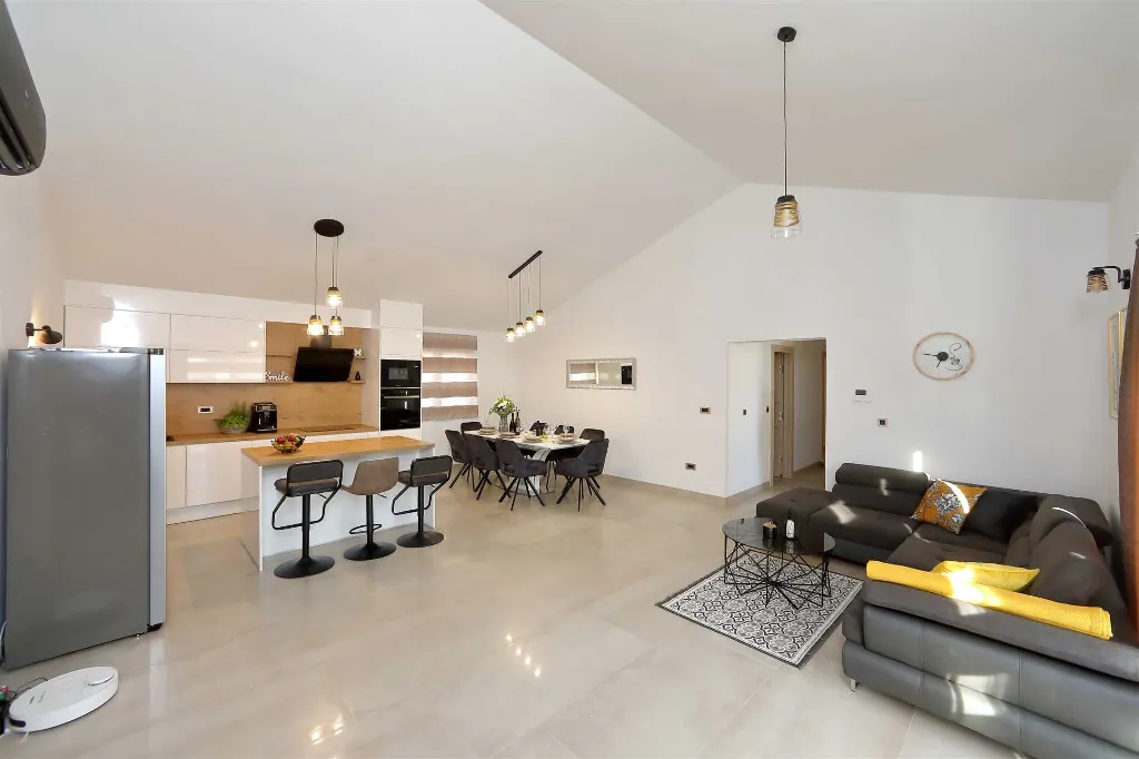 4-Bedroom Villa for 8 Guests in Starigrad