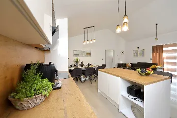 4-Bedroom Villa for 8 Guests in Starigrad