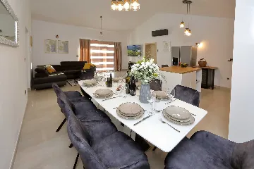 4-Bedroom Villa for 8 Guests in Starigrad