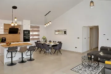 4-Bedroom Villa for 8 Guests in Starigrad