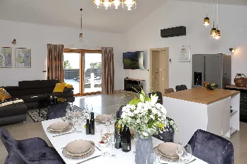 4-Bedroom Villa for 8 Guests in Starigrad
