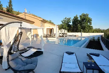 4-Bedroom Villa for 8 Guests in Starigrad