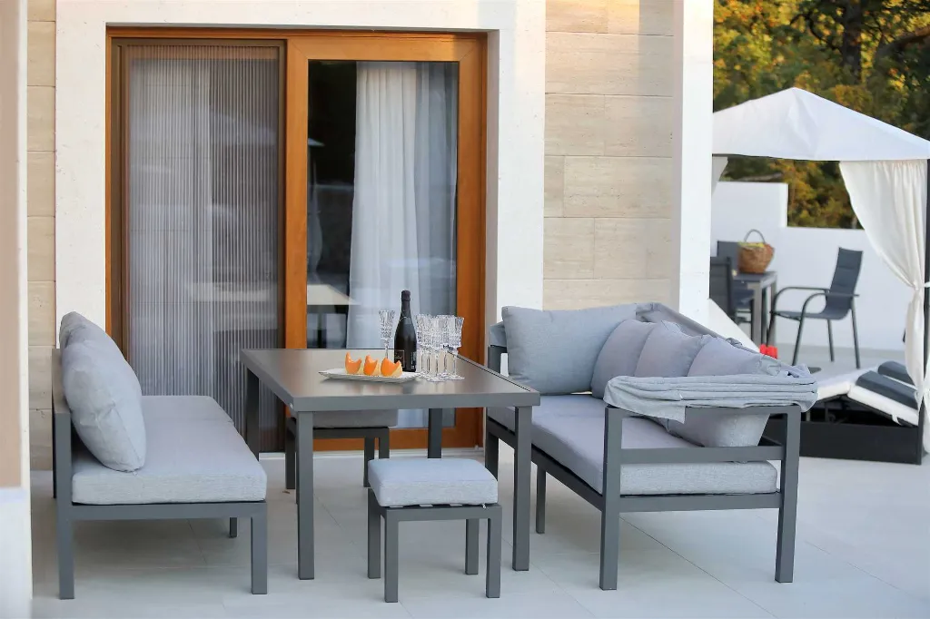 4-Bedroom Villa for 8 Guests in Starigrad