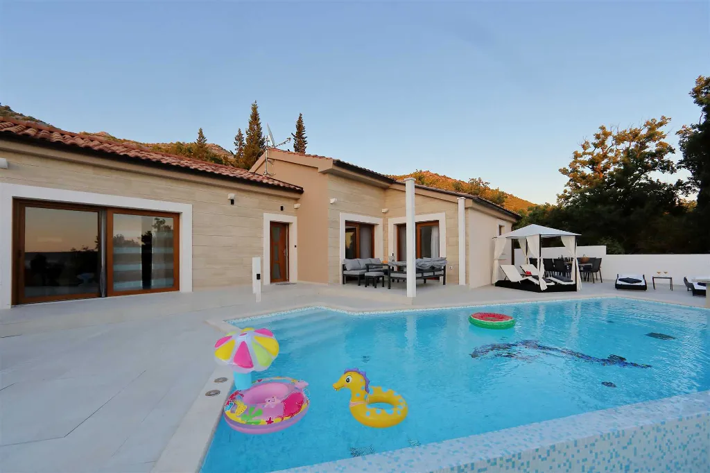 4-Bedroom Villa for 8 Guests in Starigrad