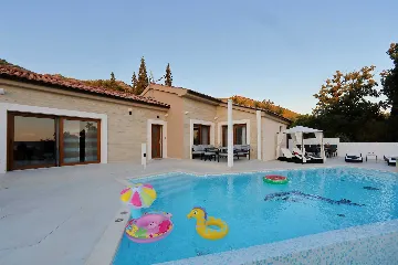 4-Bedroom Villa for 8 Guests in Starigrad