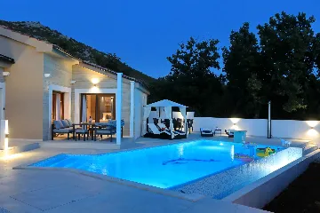 4-Bedroom Villa for 8 Guests in Starigrad