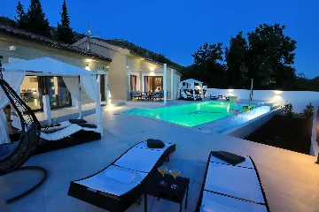 4-Bedroom Villa for 8 Guests in Starigrad