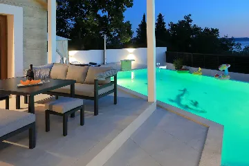 4-Bedroom Villa for 8 Guests in Starigrad