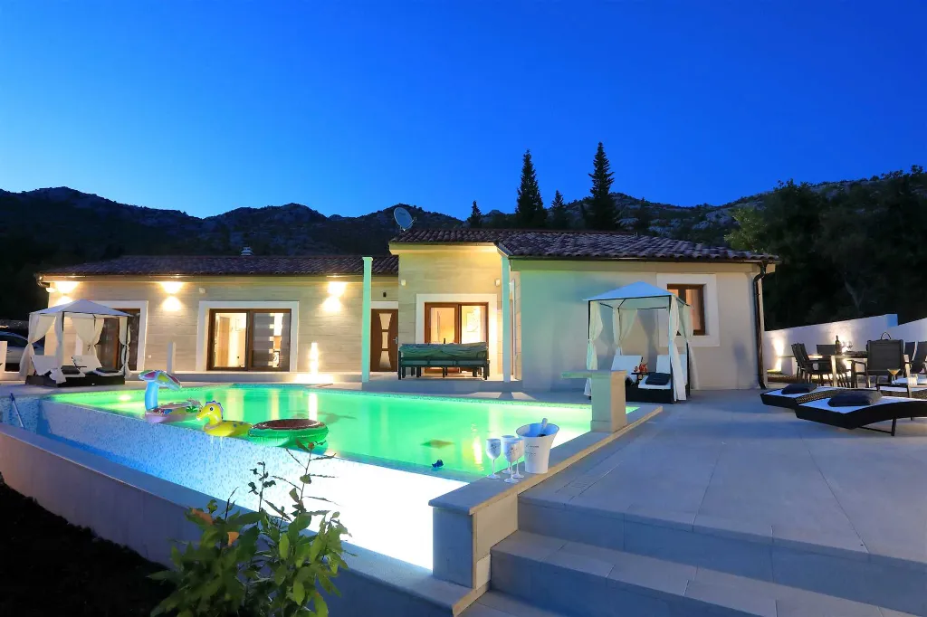 4-Bedroom Villa for 8 Guests in Starigrad