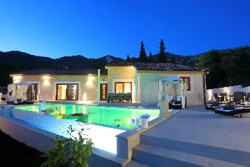4-Bedroom Villa for 8 Guests in Starigrad