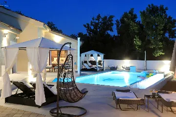 4-Bedroom Villa for 8 Guests in Starigrad