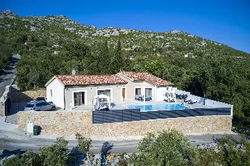 4-Bedroom Villa for 8 Guests in Starigrad