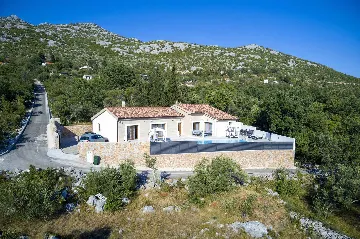 4-Bedroom Villa for 8 Guests in Starigrad