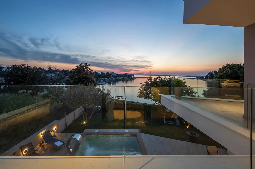 4-Bedroom Villa for 8 in Zaton, Nin