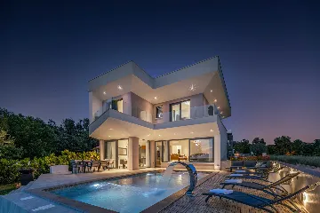 4-Bedroom Villa for 8 in Zaton, Nin