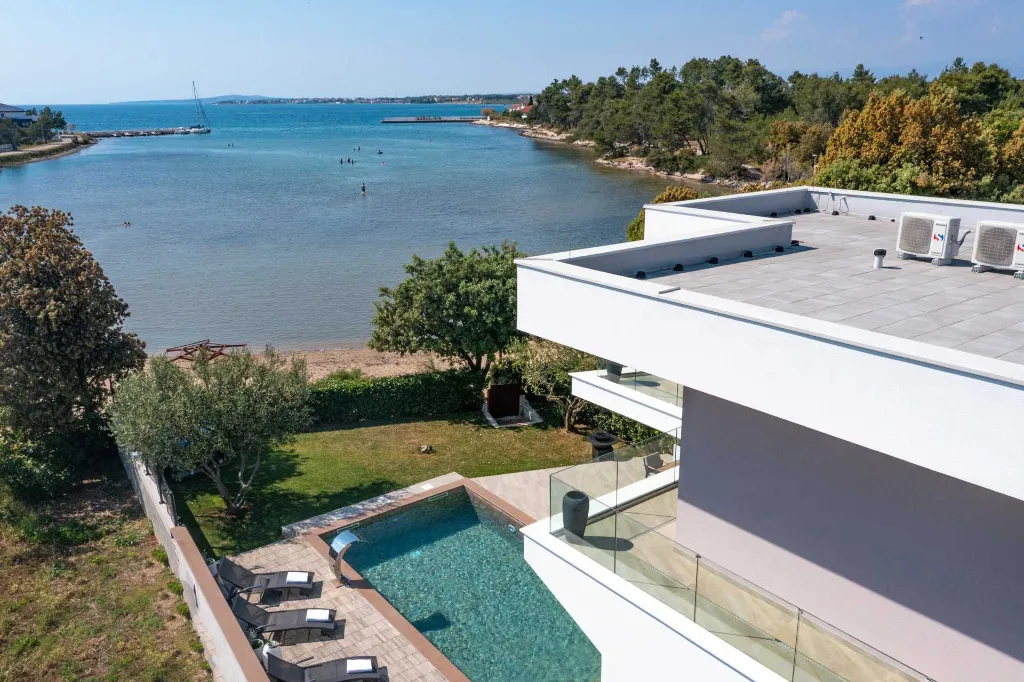 4-Bedroom Villa for 8 in Zaton, Nin