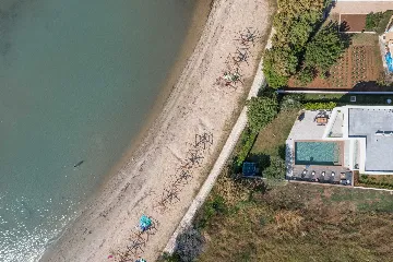 4-Bedroom Villa for 8 in Zaton, Nin