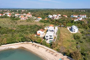 4-Bedroom Villa for 8 in Zaton, Nin