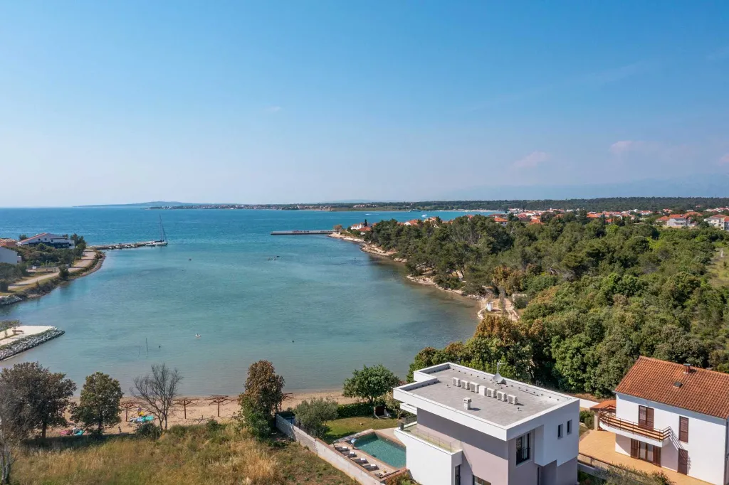 4-Bedroom Villa for 8 in Zaton, Nin