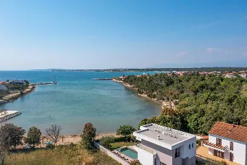 4-Bedroom Villa for 8 in Zaton, Nin
