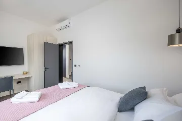 4-Bedroom Villa for 8 in Zaton, Nin