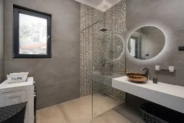 4-Bedroom Villa for 8 in Zaton, Nin