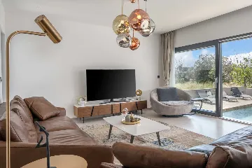 4-Bedroom Villa for 8 in Zaton, Nin