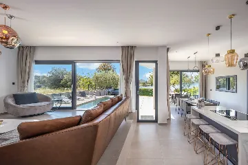 4-Bedroom Villa for 8 in Zaton, Nin