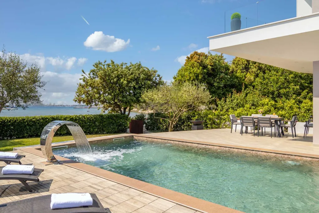 4-Bedroom Villa for 8 in Zaton, Nin