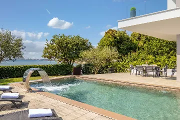 4-Bedroom Villa for 8 in Zaton, Nin