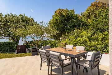 4-Bedroom Villa for 8 in Zaton, Nin