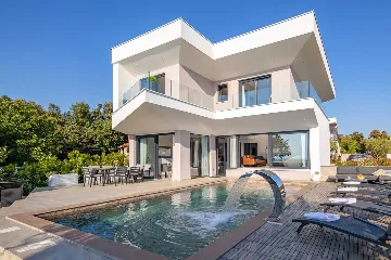 4-Bedroom Villa for 8 in Zaton, Nin