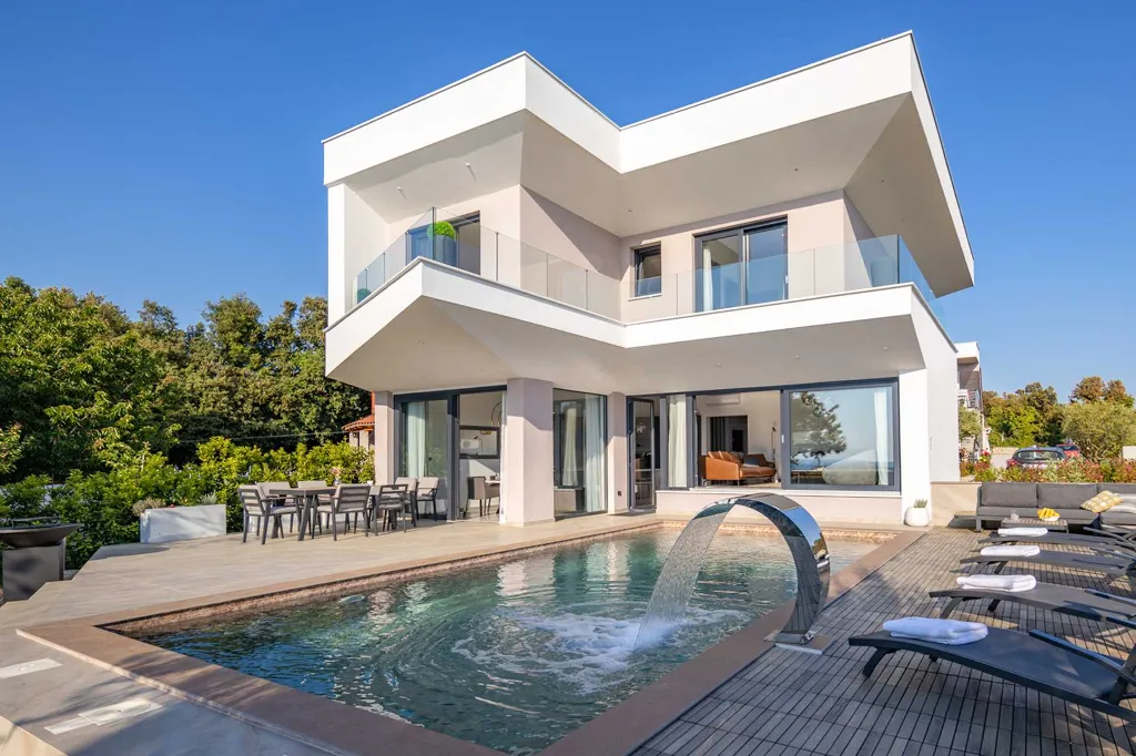 4-Bedroom Villa for 8 in Zaton, Nin