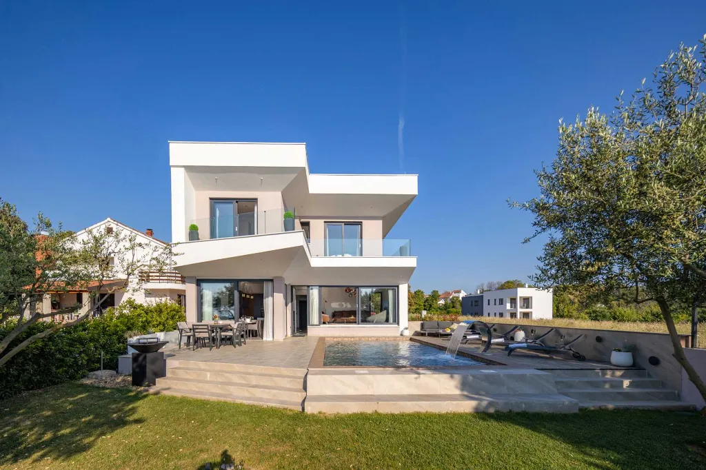 4-Bedroom Villa for 8 in Zaton, Nin