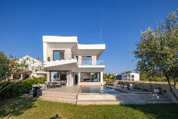 4-Bedroom Villa for 8 in Zaton, Nin