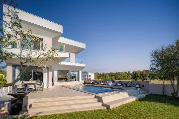 4-Bedroom Villa for 8 in Zaton, Nin