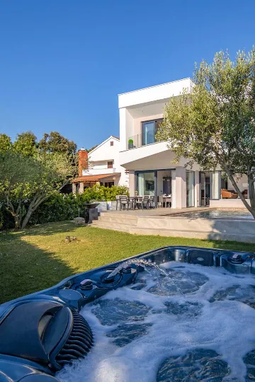 4-Bedroom Villa for 8 in Zaton, Nin