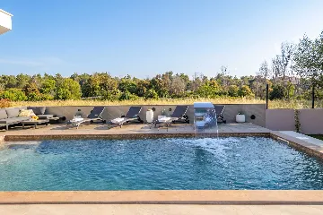 4-Bedroom Villa for 8 in Zaton, Nin