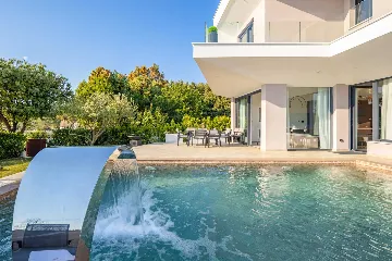 4-Bedroom Villa for 8 in Zaton, Nin