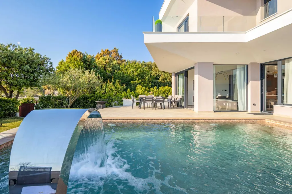 4-Bedroom Villa for 8 in Zaton, Nin