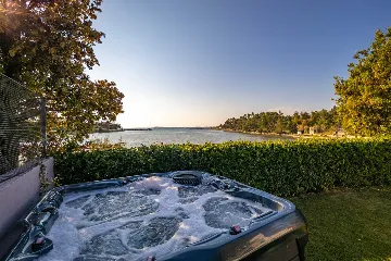 4-Bedroom Villa for 8 in Zaton, Nin